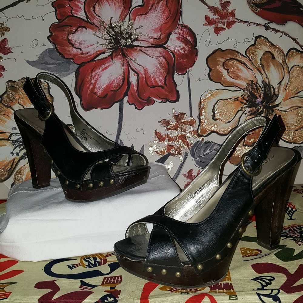 Black Pumps